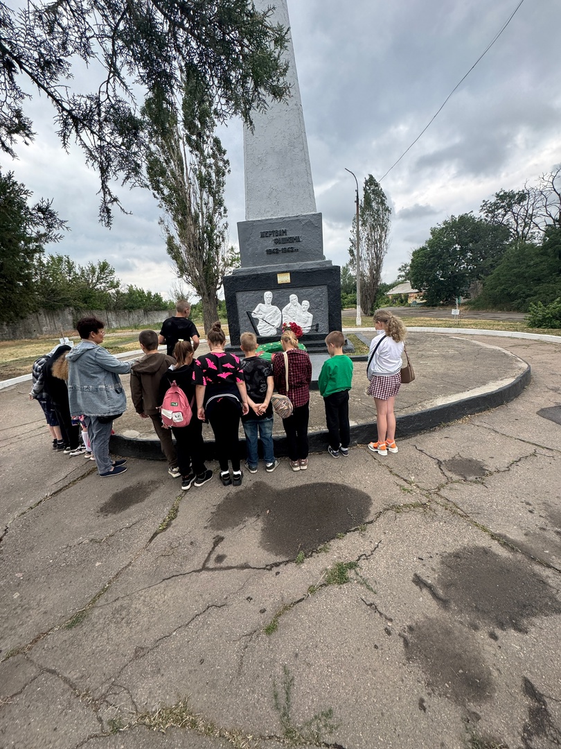Дети вместе с воспитателями посетили памятник «Родина Мать»,аллею памяти и обелиск в память о 7000 военнопленных, замученных фашистами в концлагерях.