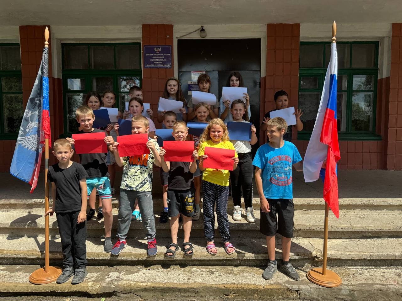 ФЛЕШМОБ КО ДНЮ РОССИИ «ПЕСНИ О РОДНОЙ СТРАНЕ».